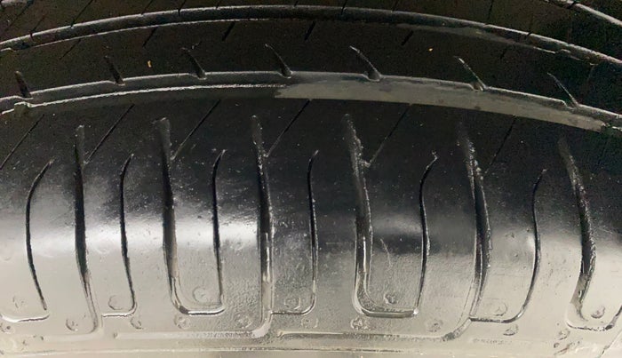 2014 Toyota Innova 2.5 GX 8 STR, Diesel, Manual, 1,07,663 km, Left Rear Tyre Tread