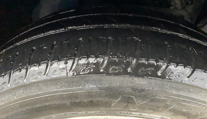 2016 Ford New Figo TITANIUM 1.2 PETROL MT, Petrol, Manual, 84,704 km, Right Front Tyre Tread