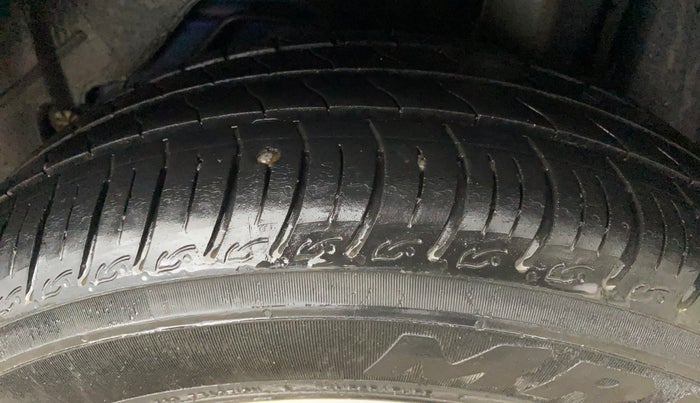 2016 Ford New Figo TITANIUM 1.2 PETROL MT, Petrol, Manual, 84,704 km, Left Rear Tyre Tread