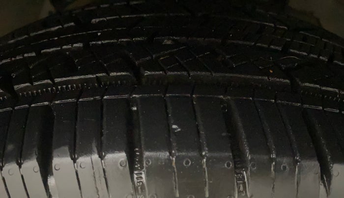 2017 Mahindra XUV500 W10 AT, Diesel, Automatic, 78,236 km, Right Front Tyre Tread