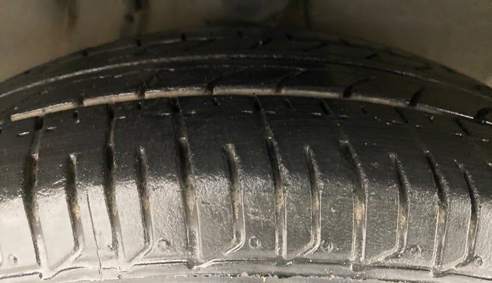 2016 Hyundai i10 MAGNA 1.1, Petrol, Manual, 36,198 km, Right Front Tyre Tread