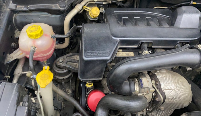 2019 Mahindra XUV300 W8 (O) 1.5 DIESEL AMT, Diesel, Automatic, 1,06,866 km, Engine View - Right