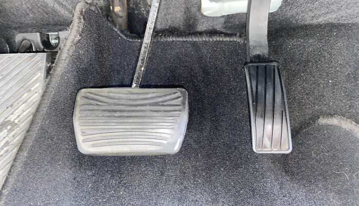 2019 Mahindra XUV300 W8 (O) 1.5 DIESEL AMT, Diesel, Automatic, 1,06,866 km, Pedals