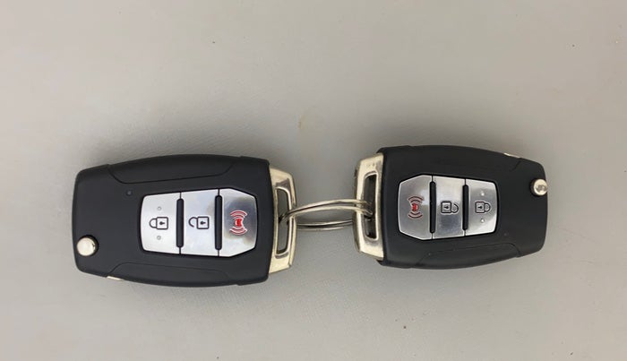 2019 Mahindra XUV300 W8 (O) 1.5 DIESEL AMT, Diesel, Automatic, 1,06,866 km, Key Close Up