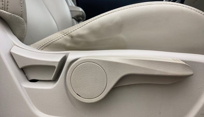 2019 Mahindra XUV300 W8 (O) 1.5 DIESEL AMT, Diesel, Automatic, 1,06,866 km, Driver Side Adjustment Panel