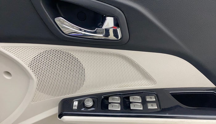 2019 Mahindra XUV300 W8 (O) 1.5 DIESEL AMT, Diesel, Automatic, 1,06,866 km, Driver Side Door Panels Control