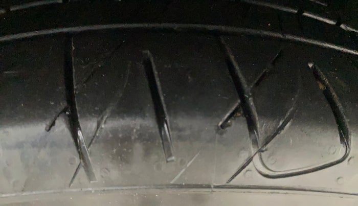 2019 Mahindra XUV300 W8 (O) 1.5 DIESEL AMT, Diesel, Automatic, 1,06,866 km, Left Front Tyre Tread