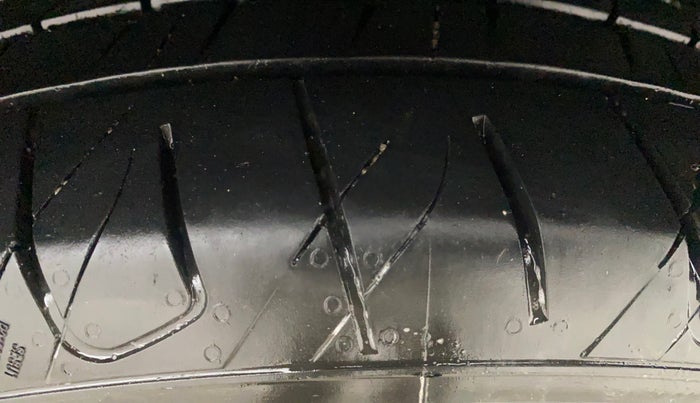 2019 Mahindra XUV300 W8 (O) 1.5 DIESEL AMT, Diesel, Automatic, 1,06,866 km, Left Rear Tyre Tread