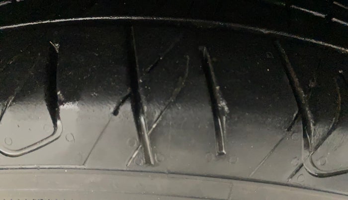 2019 Mahindra XUV300 W8 (O) 1.5 DIESEL AMT, Diesel, Automatic, 1,06,866 km, Right Front Tyre Tread