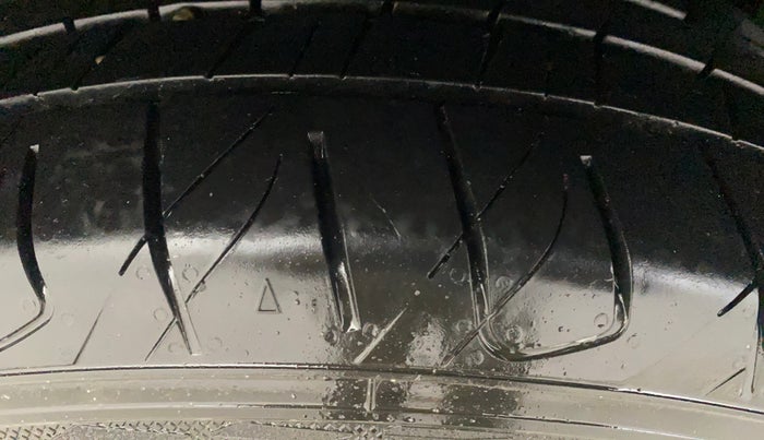 2019 Mahindra XUV300 W8 (O) 1.5 DIESEL AMT, Diesel, Automatic, 1,06,866 km, Right Rear Tyre Tread