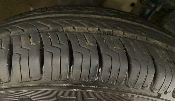 2016 Renault Kwid RXT 0.8, CNG, Manual, 58,204 km, Right Rear Tyre Tread