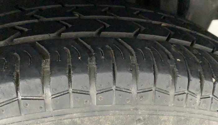 2015 Maruti Swift Dzire VXI, Petrol, Manual, 34,387 km, Left Rear Tyre Tread