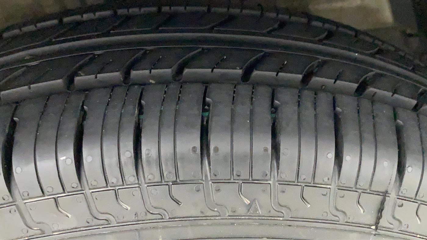 2015 Maruti Swift Dzire VXI, Petrol, Manual, 34,387 km, Right Front Tyre Tread