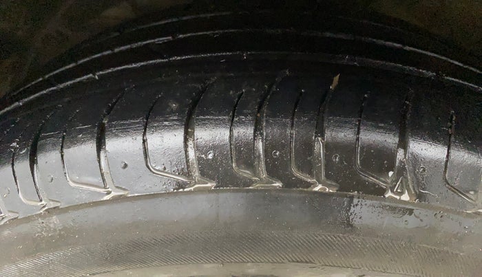 2019 Maruti Swift LXI, Petrol, Manual, 50,048 km, Left Front Tyre Tread