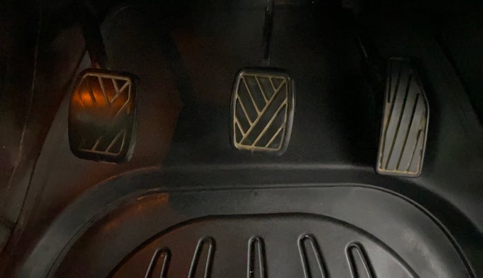 2017 Maruti Baleno ALPHA PETROL 1.2, Petrol, Manual, 71,894 km, Pedals