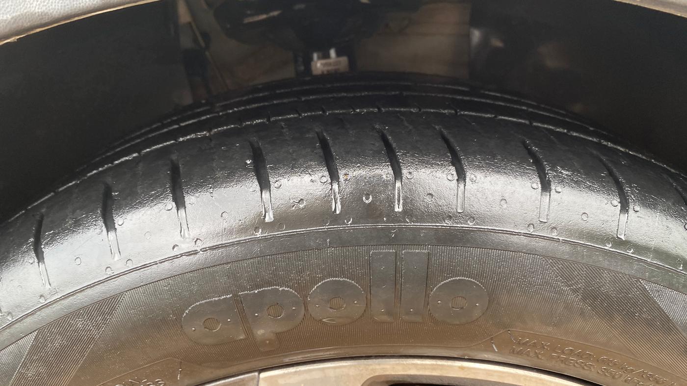 2023 Volkswagen TAIGUN TOPLINE 1.0 TSI AT, Petrol, Automatic, 32,733 km, Right Front Tyre Tread