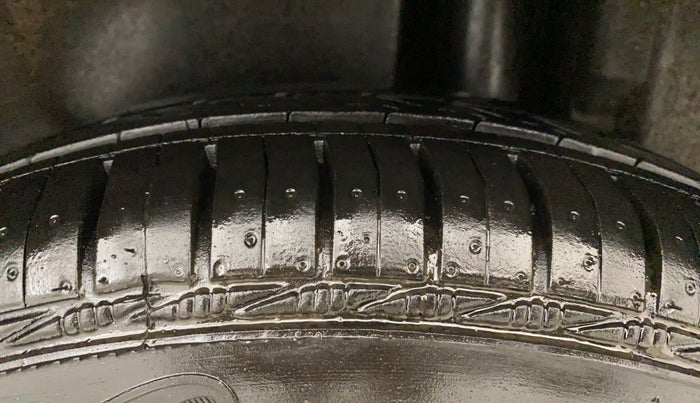 2014 Maruti Swift Dzire VXI, Petrol, Manual, 29,233 km, Left Rear Tyre Tread