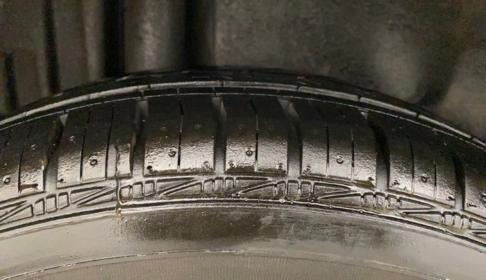 2014 Maruti Swift Dzire VXI, Petrol, Manual, 29,233 km, Right Rear Tyre Tread