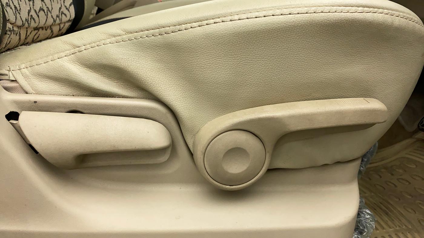 2012 Maruti Ertiga ZXI, Petrol, Manual, 39,429 km, Driver Side Adjustment Panel