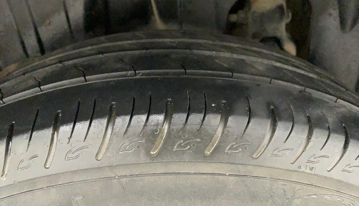 2020 Mahindra XUV300 W4 1.2 PETROL, Petrol, Manual, 43,684 km, Right Rear Tyre Tread