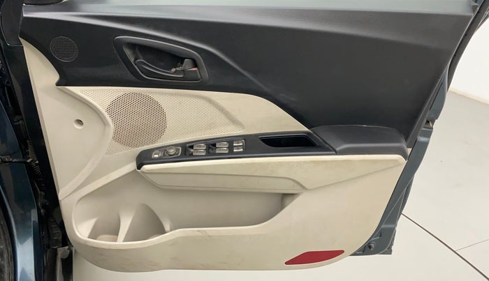 2020 Mahindra XUV300 W4 1.2 PETROL, Petrol, Manual, 43,684 km, Driver Side Door Panels Control