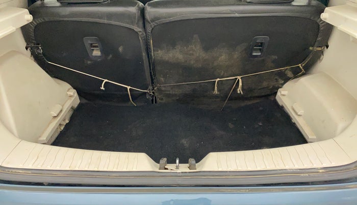 2020 Mahindra XUV300 W4 1.2 PETROL, Petrol, Manual, 43,684 km, Dicky (Boot door) - Parcel tray missing
