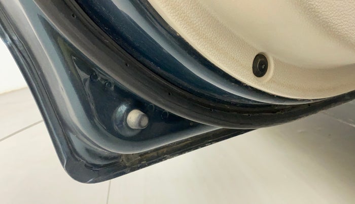 2020 Mahindra XUV300 W4 1.2 PETROL, Petrol, Manual, 43,684 km, Rear left door - Slight discoloration