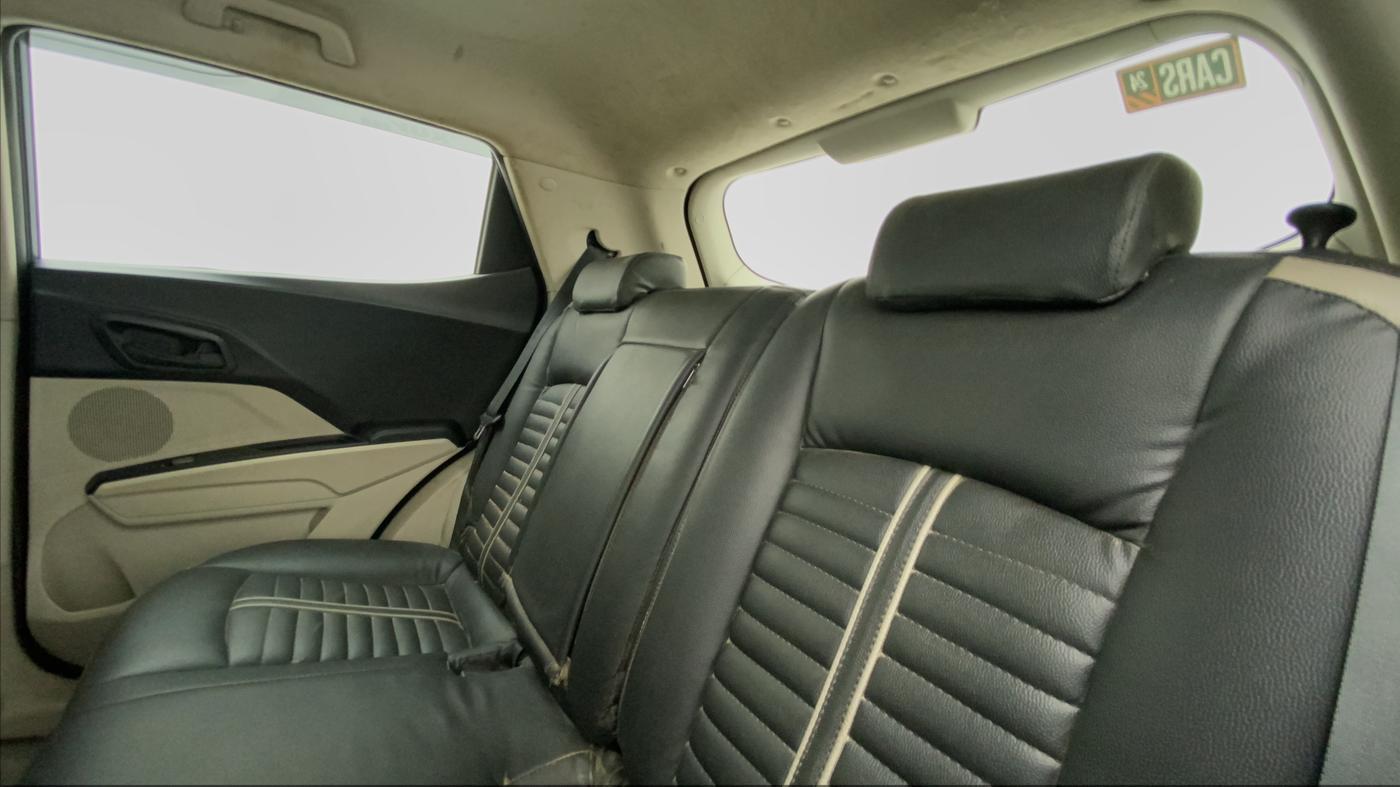 2020 Mahindra XUV300 W4 1.2 PETROL, Petrol, Manual, 43,684 km, Right Side Rear Door Cabin