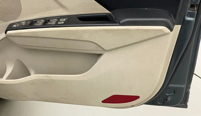 2020 Mahindra XUV300 W4 1.2 PETROL, Petrol, Manual, 43,684 km, Driver-side door - Trim has minor damage