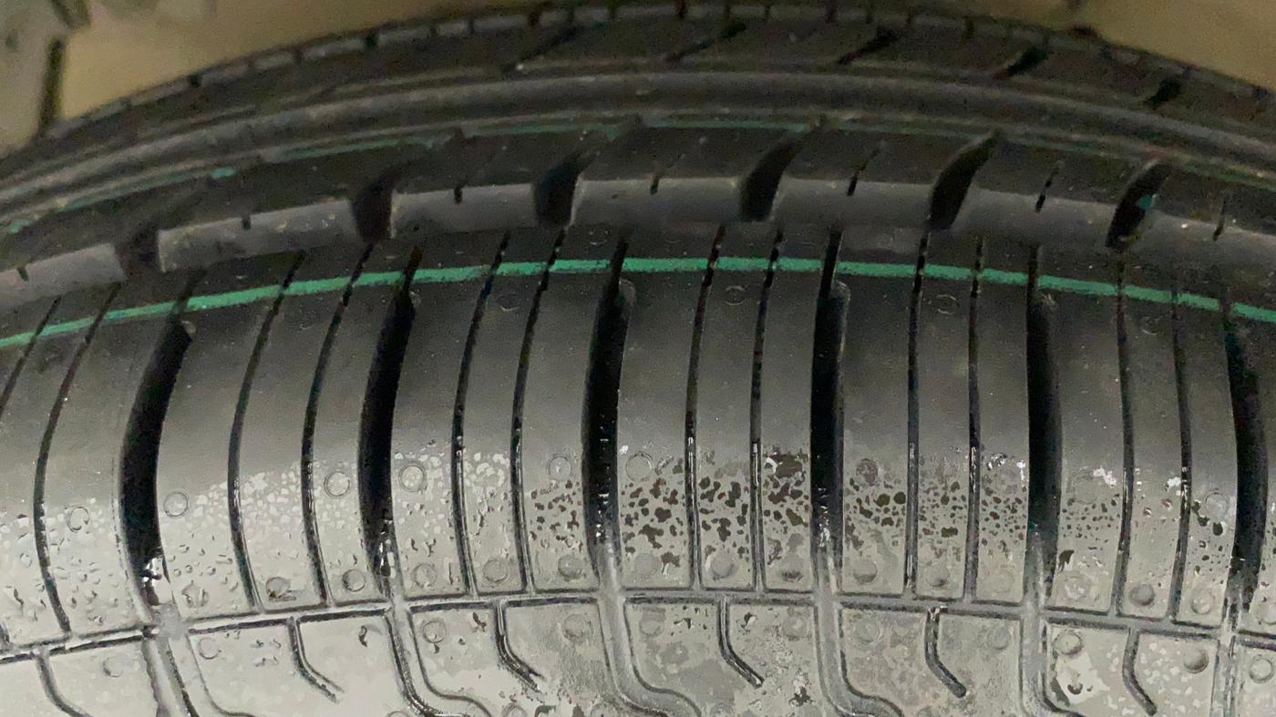 2016 Maruti Swift VXI, CNG, Manual, 67,782 km, Left Front Tyre Tread