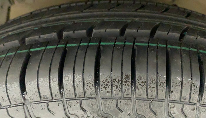 2016 Maruti Swift VXI, CNG, Manual, 67,782 km, Left Front Tyre Tread