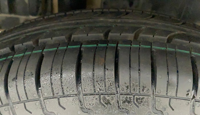 2016 Maruti Swift VXI, CNG, Manual, 67,782 km, Right Rear Tyre Tread