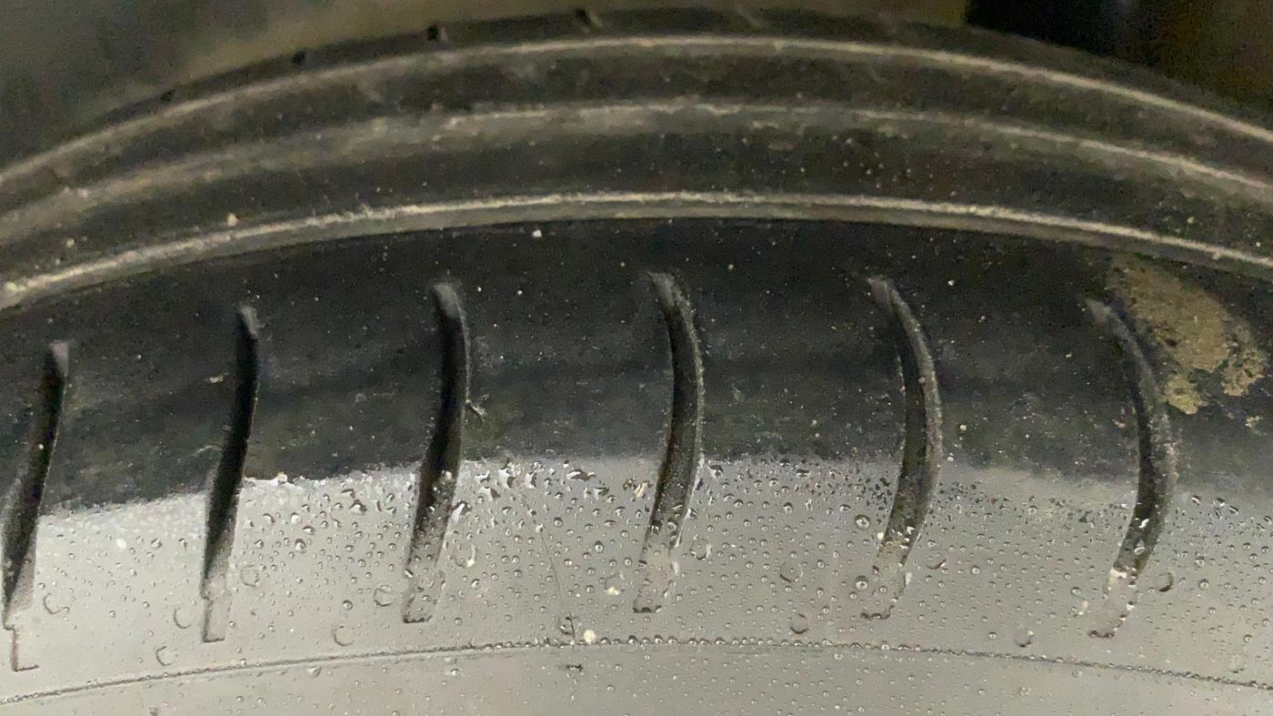 2016 Maruti Swift VXI, CNG, Manual, 67,782 km, Left Rear Tyre Tread