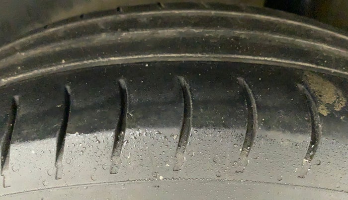 2016 Maruti Swift VXI, CNG, Manual, 67,782 km, Left Rear Tyre Tread