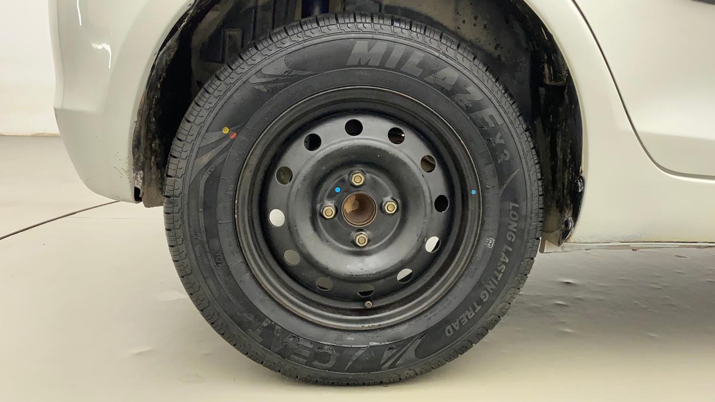 2016 Maruti Swift VXI, CNG, Manual, 67,782 km, Right Rear Wheel