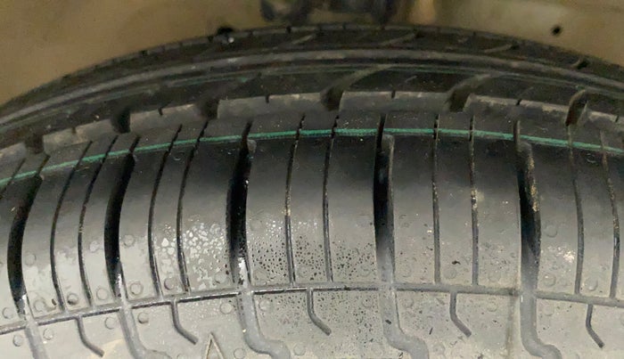 2016 Maruti Swift VXI, CNG, Manual, 67,782 km, Right Front Tyre Tread