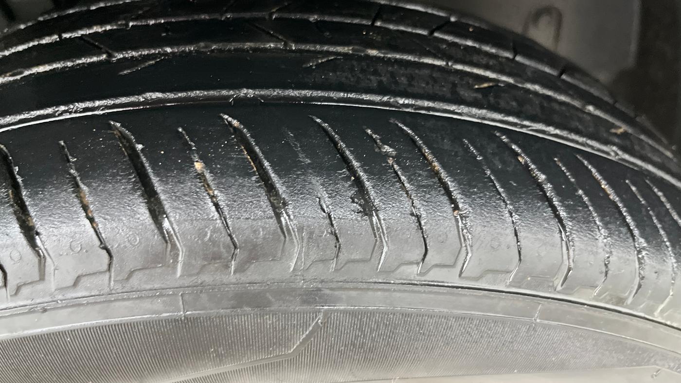 2022 Renault Kiger RXZ TURBO CVT, Petrol, Automatic, 37,764 km, Right Front Tyre Tread