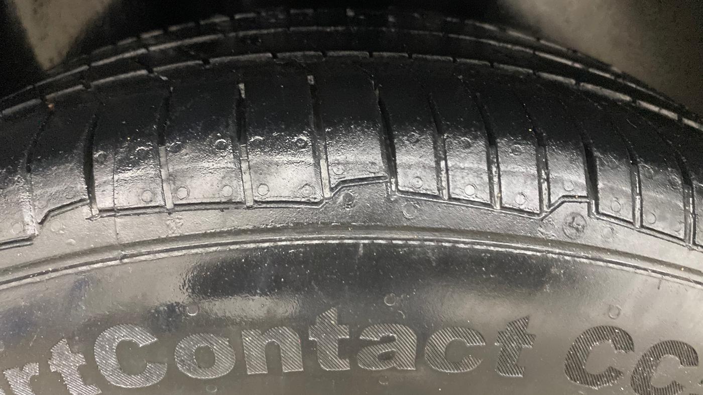 2015 Volkswagen Polo COMFORTLINE 1.2L, Petrol, Manual, 94,778 km, Right Rear Tyre Tread
