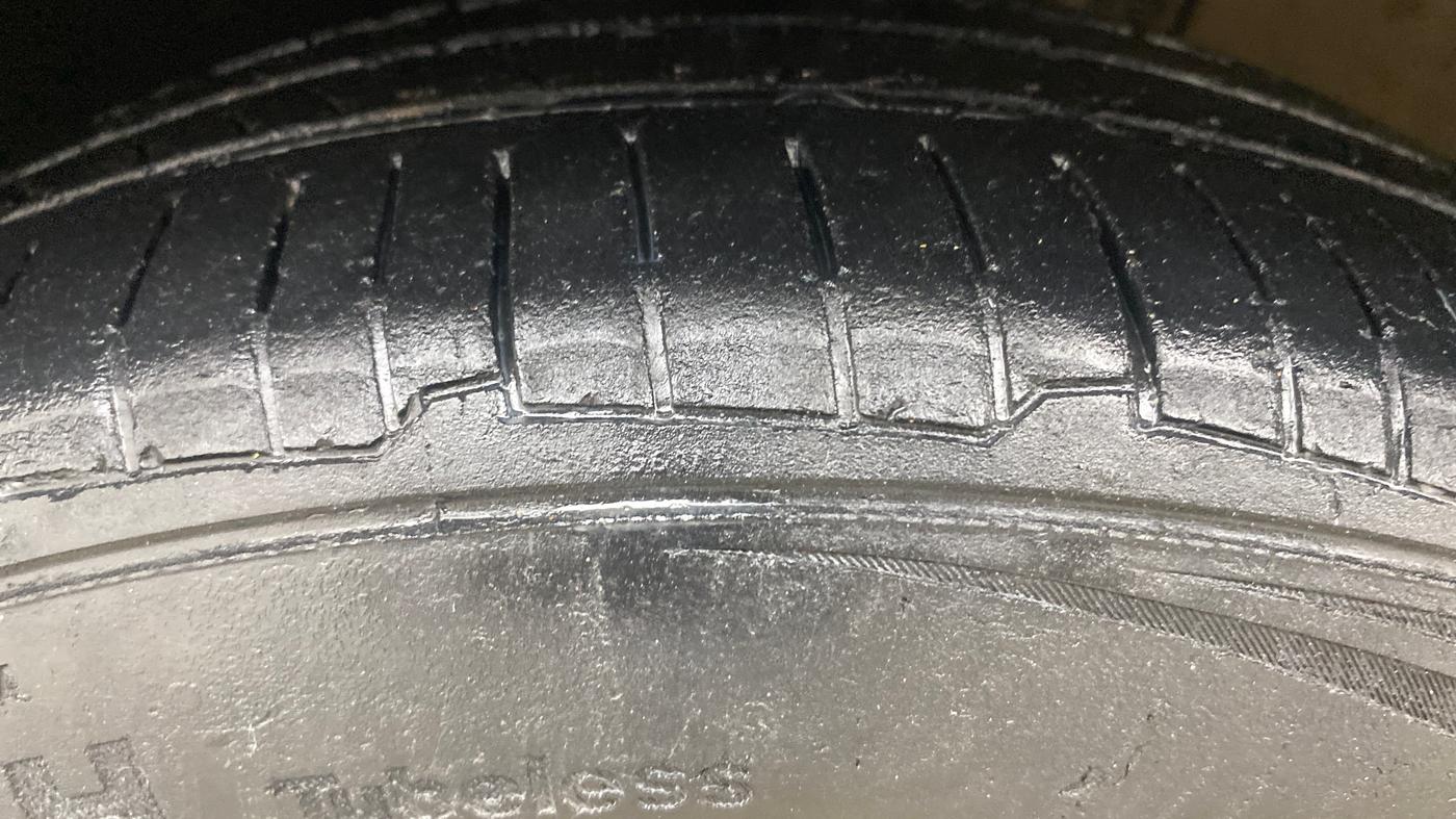 2015 Volkswagen Polo COMFORTLINE 1.2L, Petrol, Manual, 94,778 km, Left Front Tyre Tread
