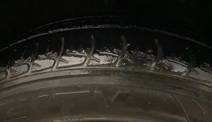 2017 Maruti Ciaz ZETA 1.4  MT PETROL, Petrol, Manual, 57,505 km, Right Front Tyre Tread