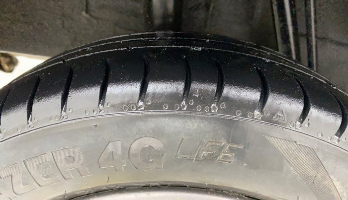 2018 Renault Kwid RXT 1.0 (O), CNG, Manual, 1,36,146 km, Right Rear Tyre Tread