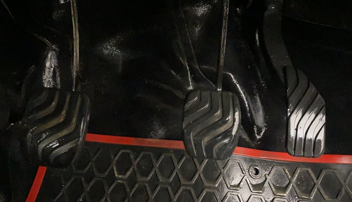 2018 Renault Kwid RXT 1.0 (O), CNG, Manual, 1,36,146 km, Pedals