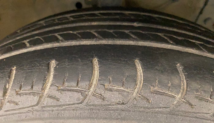 2014 Maruti Swift ZXI, Petrol, Manual, 58,186 km, Right Front Tyre Tread
