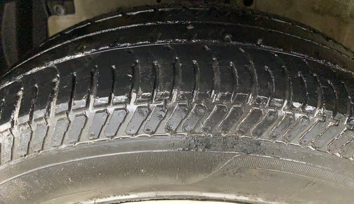 2015 Maruti Swift VXI, Petrol, Manual, 50,789 km, Left Front Tyre Tread