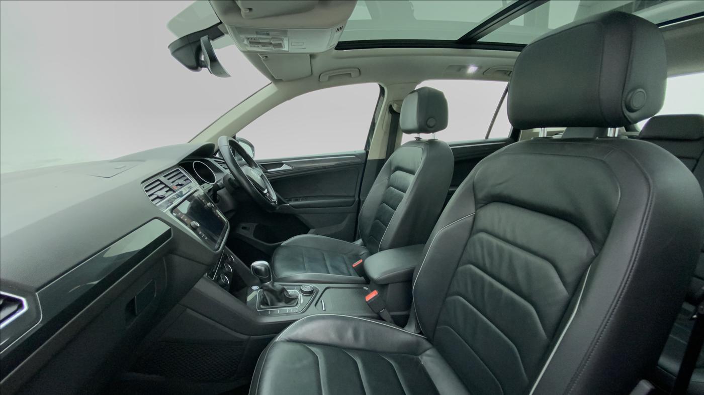 2018 Volkswagen TIGUAN HIGHLINE A/T, Diesel, Automatic, 74,732 km, Right Side Front Door Cabin