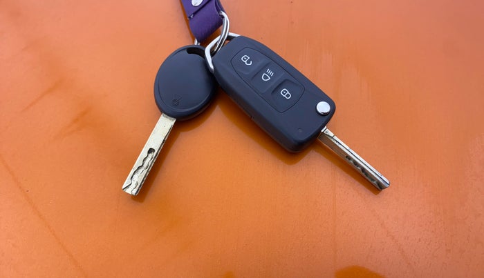 2018 Tata NEXON XZ PETROL, Petrol, Manual, 26,040 km, Key Close Up