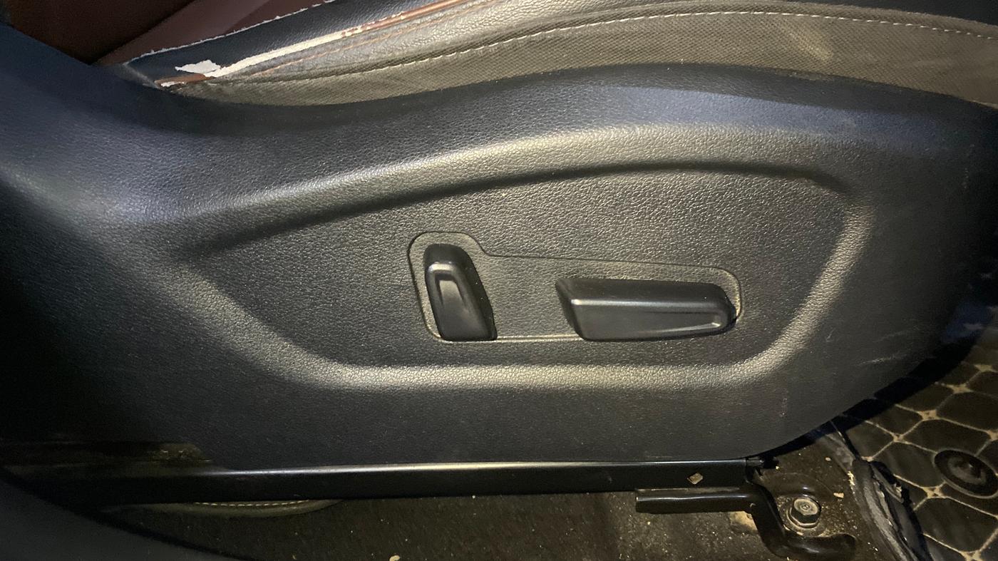 2022 Hyundai ALCAZAR PLATINUM(O) 7STR 2.0 AT, Petrol, Automatic, 60,883 km, Driver Side Adjustment Panel