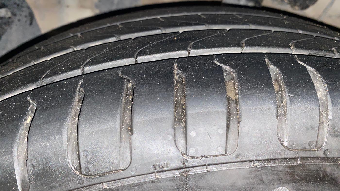 2022 Hyundai ALCAZAR PLATINUM(O) 7STR 2.0 AT, Petrol, Automatic, 60,883 km, Left Front Tyre Tread