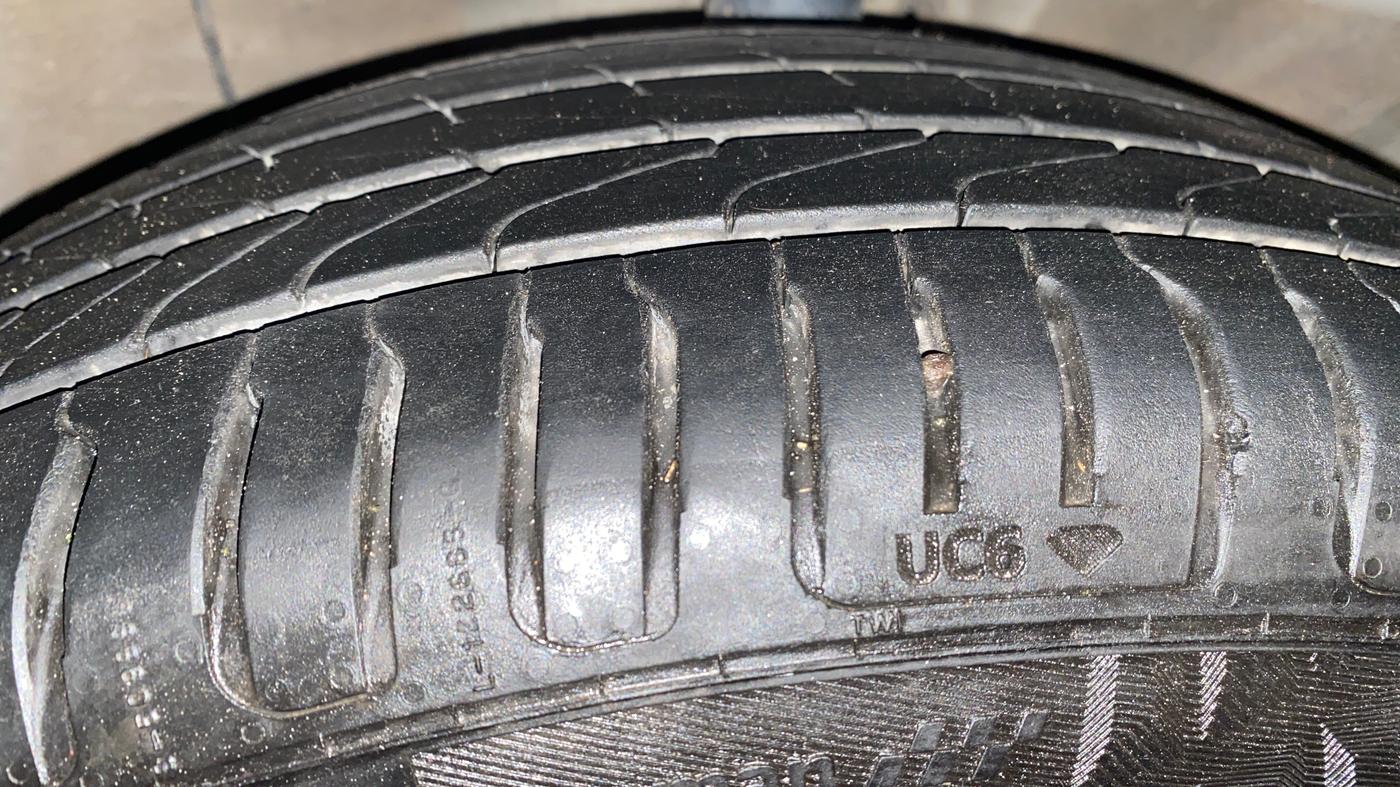 2022 Hyundai ALCAZAR PLATINUM(O) 7STR 2.0 AT, Petrol, Automatic, 60,883 km, Right Front Tyre Tread