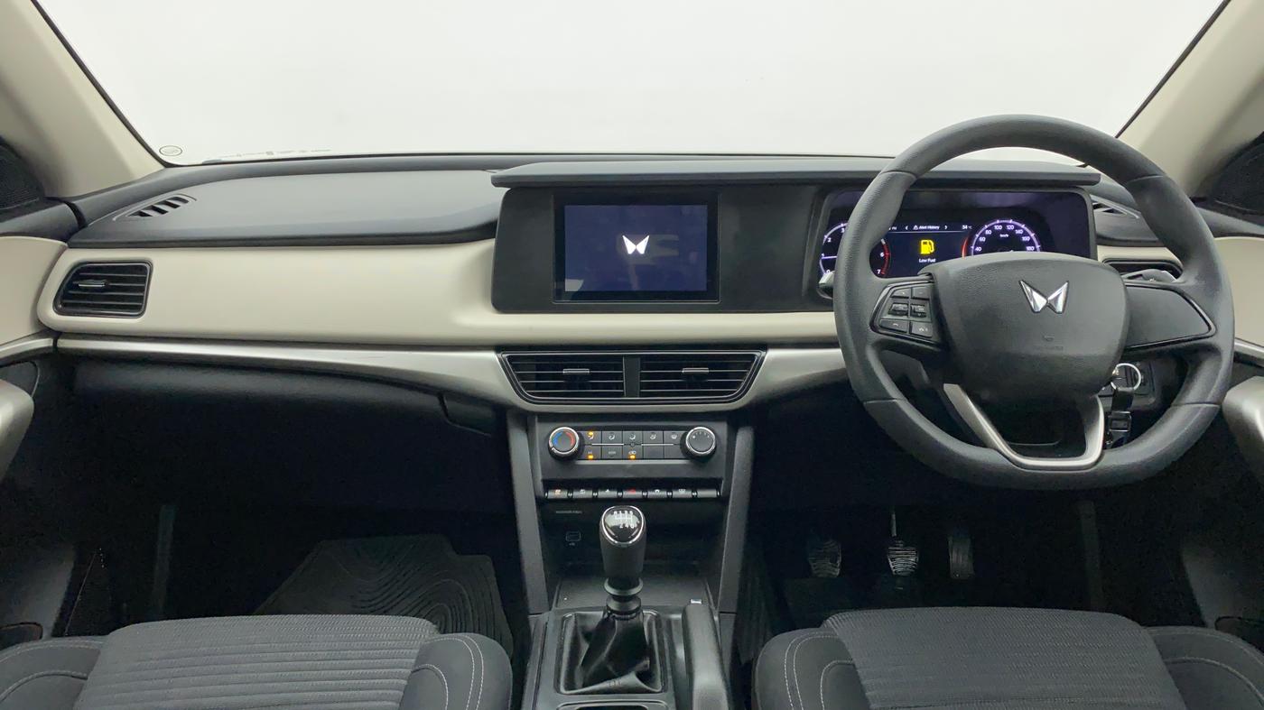 2023 Mahindra XUV700 MX P MT 5 STR, Petrol, Manual, 10,703 km, Dashboard